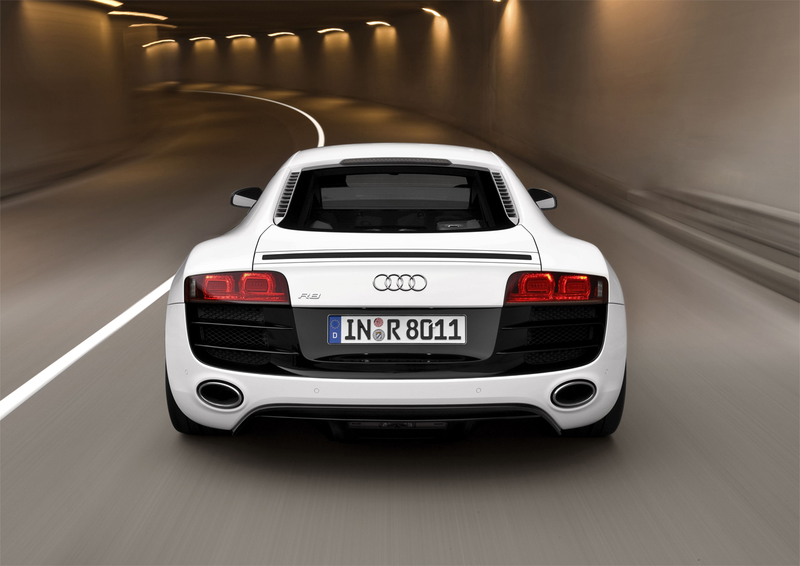 Illustration for article titled 2010 Audi R8 5.2 V10 Proves Ten Sounds Better Than Eight